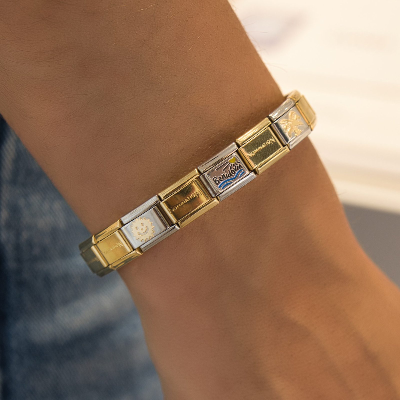 Pulsera Composable con el eslabón Benidorm en la muñeca